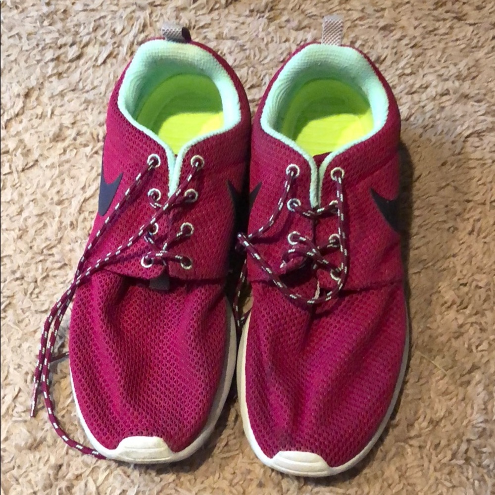 Women’s NIKE roshe one
